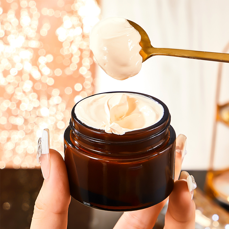 Illuminating Cream With Herbal Extracts